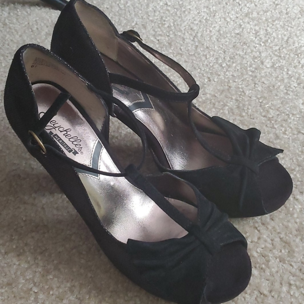 Seychelles black strappy leather heels 6.5